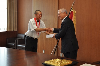 写真：松下主将に硬式ボールを渡す村井知事