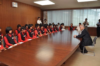 写真：村井知事と懇談している様子