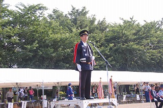 写真：開会式であいさつする板倉副知事