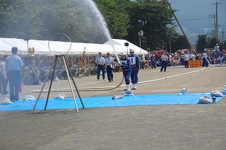 写真：前方の的に向けて放水