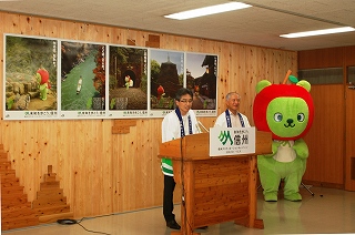 写真：信州DCの開催内容を発表する村井知事と久保田JR東日本長野支社長とアルクマ
