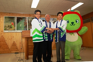 写真：握手をする信州キャンペーン実行委員会正副会長