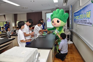 写真：表彰式で握手をするわざまる