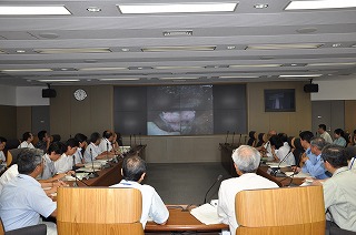 写真：スクリーンに見入る参加者