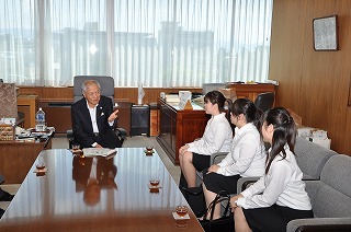 写真：研修員の皆さんと懇談する村井知事