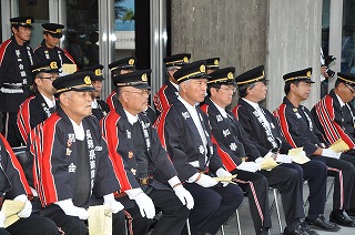 写真：須坂市消防団のラッパ吹奏に聞き入る村井知事