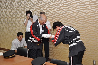 写真：ポンプ車操法の部で優勝した富士見町消防団に記念品を贈呈