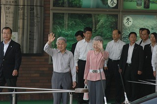 写真：集まった人たちに手を振られる天皇皇后両陛下
