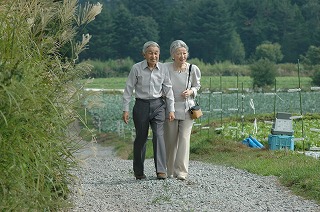 写真：大日向開拓地を散策される天皇皇后両陛下
