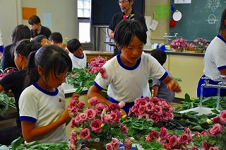 写真：真剣に取り組む児童たち