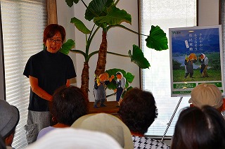 写真：新作の人形とポスターについて語る高橋まゆみさん