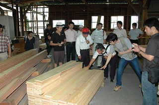 写真：県産材に触れる参加者