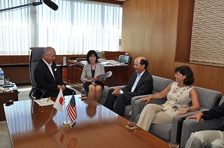 写真：会談をする村井知事とルース駐日米国大使