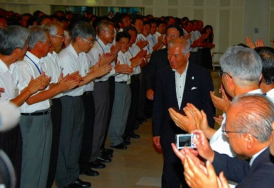 写真：職員からの拍手に答える村井知事