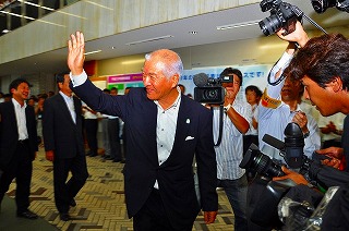 写真：県庁を後にする村井知事