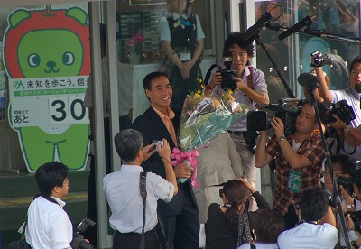 写真：県庁前で職員らにあいさつする阿部知事