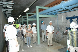 写真：処理場内見学の様子