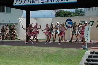写真：野外ステージでのダンス