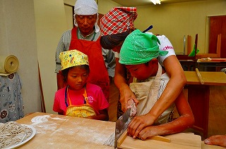 写真：はじめて体験するそば打ち