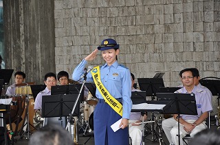 写真：あいさつする吉井小百合さん