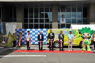 写真：テープカットの様子