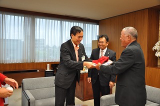 写真：ユニホームを受け取る阿部知事