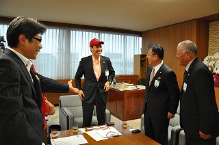 写真：贈られたキャップをかぶる阿部知事