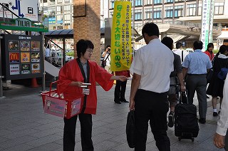 写真：自殺予防の街頭啓発の様子