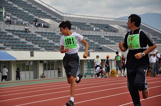 写真：陸上競技で伴走者と一緒に懸命に走る選手