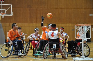 写真：バスケットボール（ツインバスケットボール）の様子