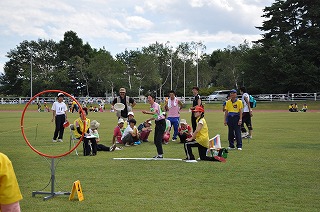 写真：標的の輪をねらってフライングディスクを投げる様子