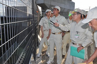 写真：長野新幹線の交差部から視察する阿部知事
