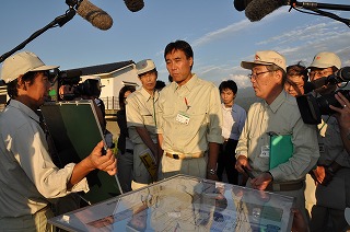 写真：模型などを交えた説明を職員からを聞く阿部知事