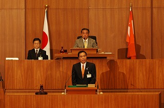 写真：議案説明に立つ阿部知事