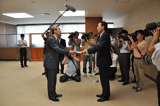 写真：阿部知事から辞令を受け取る和田副知事
