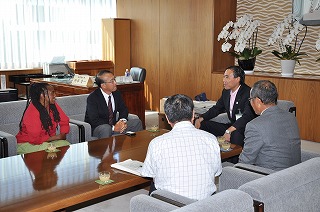 写真：中川大使、小林さんらと歓談する知事