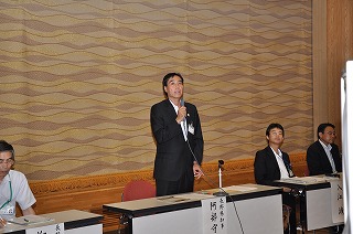 写真：あいさつする阿部知事