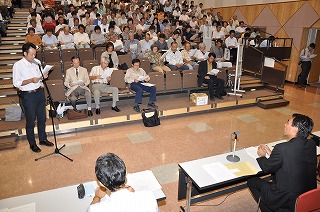 写真：ご意見をお聞きする阿部知事