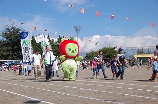 写真：参加者の皆さんと行進するアルクマ