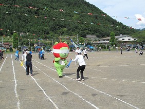 写真：目かくし競争に出場したアルクマ