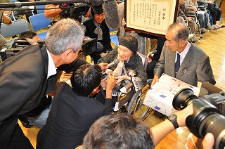 写真：宮澤さんと握手するく阿部知事