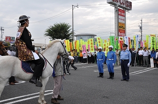 写真：陣羽織姿で出動報告を聞く阿部知事