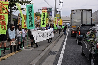 写真：街頭啓発活動を行う高校生らボランティアの皆さん
