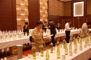 写真：日本酒・焼酎の味や香りを審査する審査委員