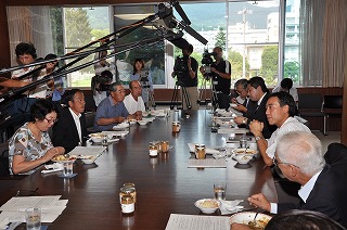 写真：昼食をとりながらの懇談