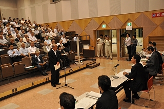 写真：住民のご意見を聞く阿部知事