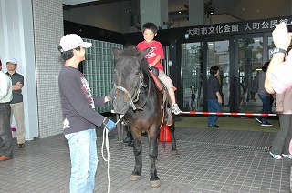 写真：木曽馬に乗る子ども