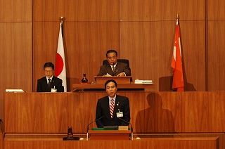 写真：議案説明に立つ阿部知事