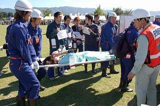 写真：仮設の救護所でトリアージ（症状判別）を行う訓練の様子