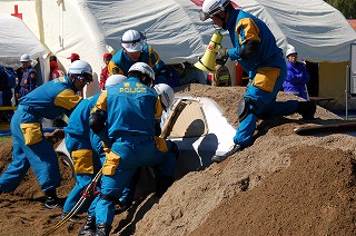 写真：土砂に埋まった車から被災者を救助する訓練の様子